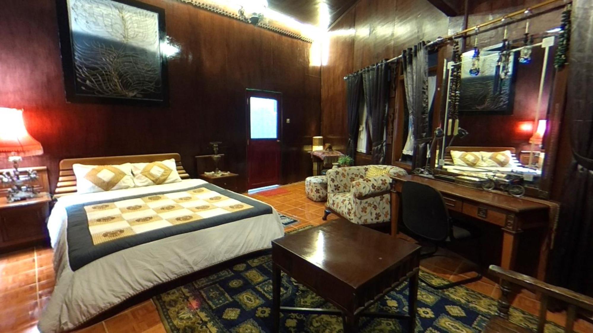 Badjoeri Ethnic Wooden Homestay Bandung Rum bild