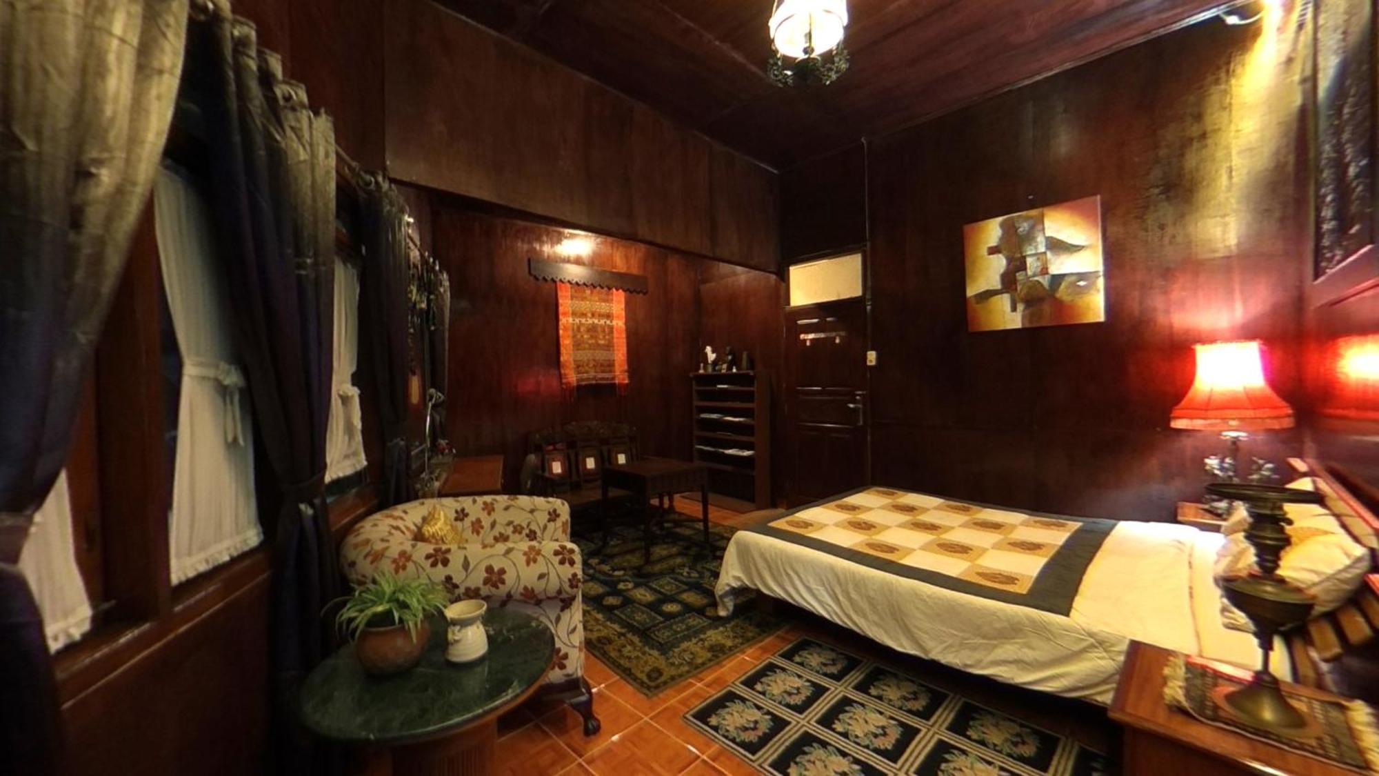 Badjoeri Ethnic Wooden Homestay Bandung Rum bild